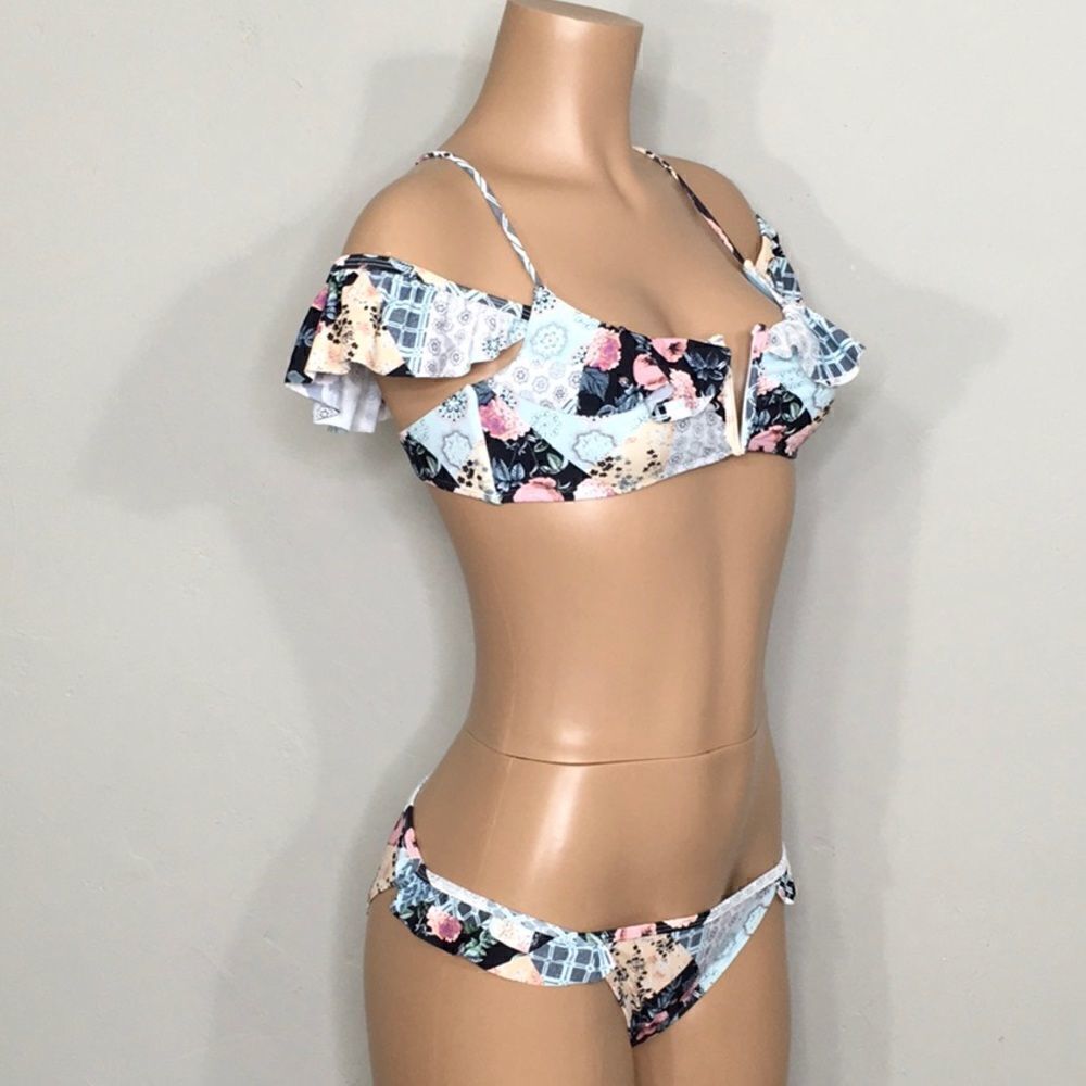 New. Floral patchwork ruffle bikini set. - Picture 5 of 9